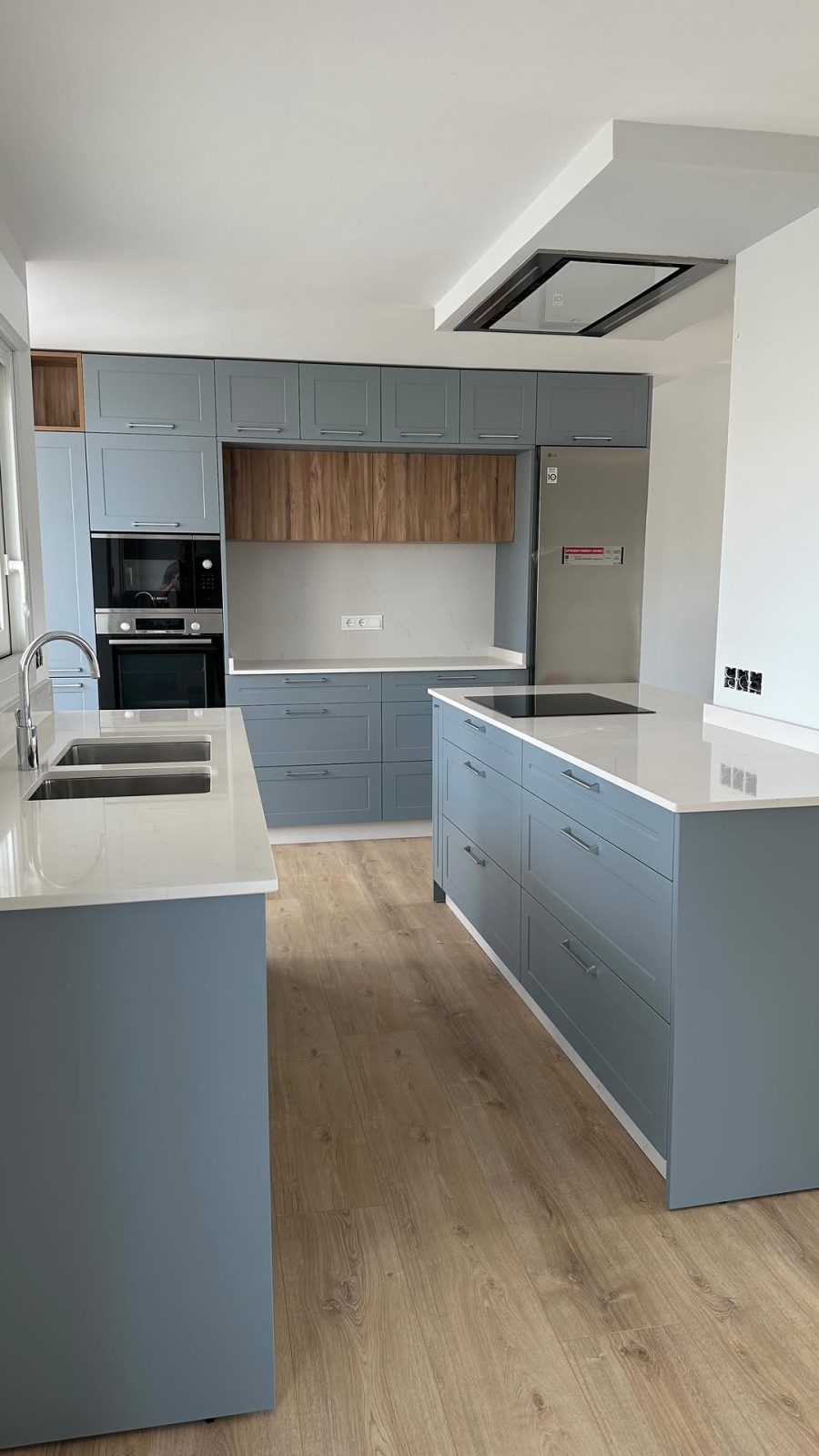 Cocina con isla instalada por Cocinas Guzmán
