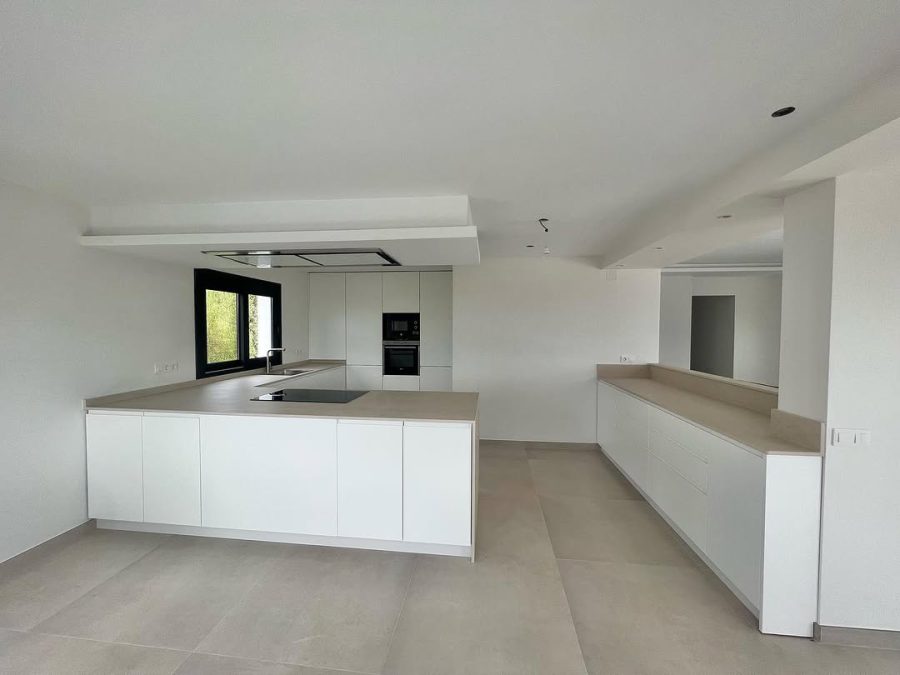 Cocina moderna instalada por Cocinas Guzmán