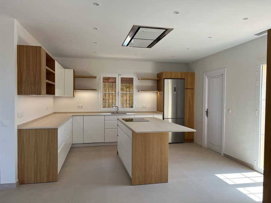 Cocina con isla instalada por Cocinas Guzmán