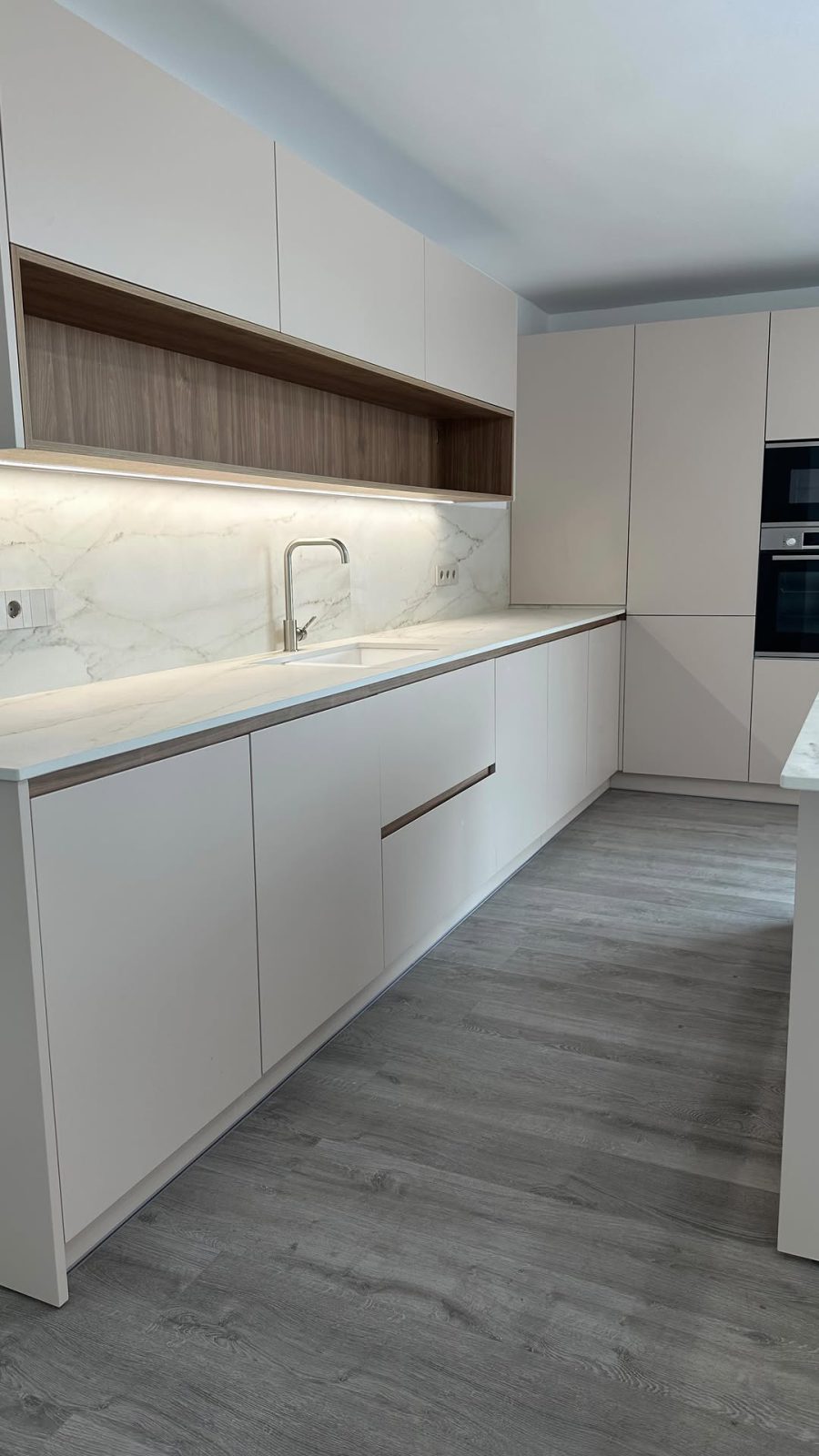 Cocina moderna instalada por Cocinas Guzmán