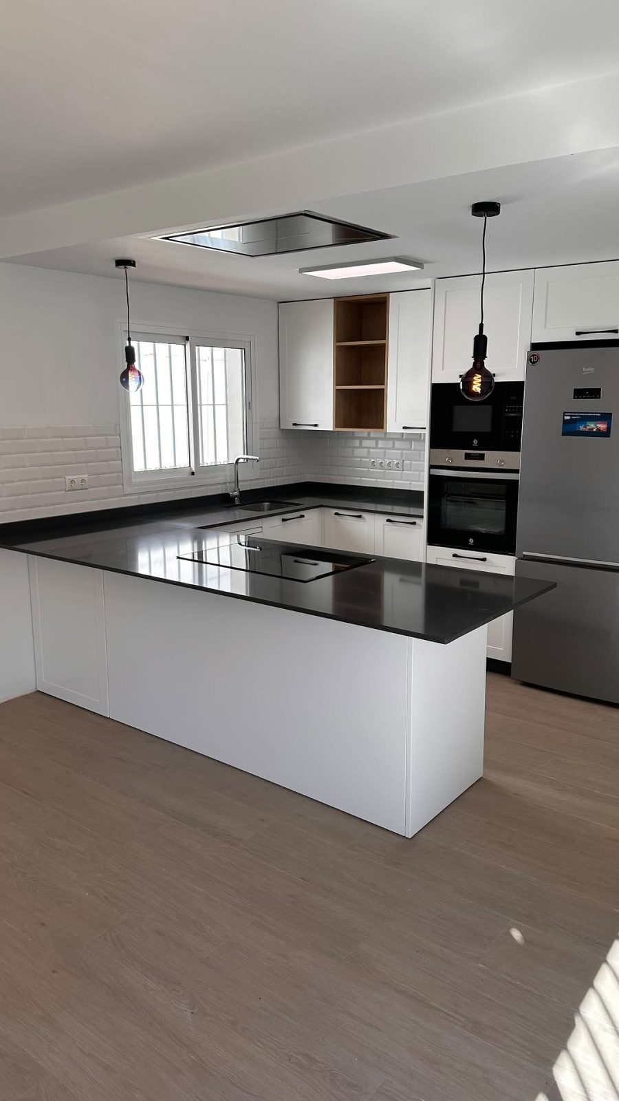 Cocina con isla instalada por Cocinas Guzmán