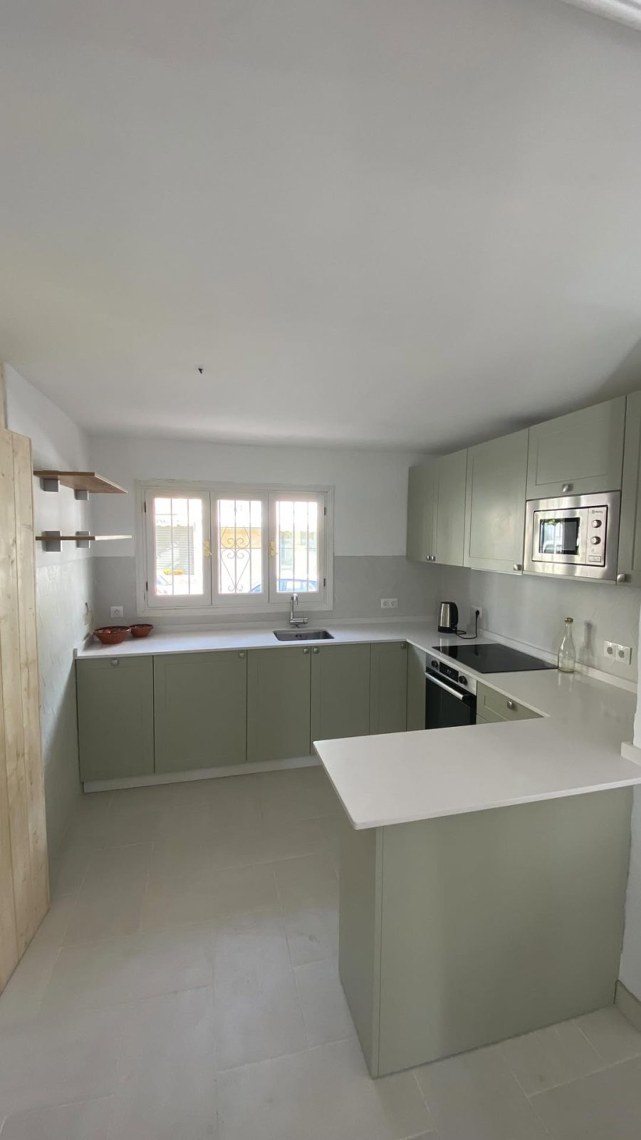 Cocina moderna instalada por Cocinas Guzmán