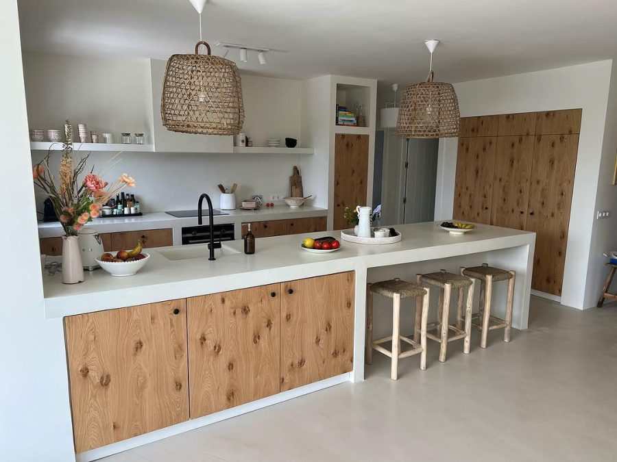 Cocina con península instalada por Cocinas Guzmán