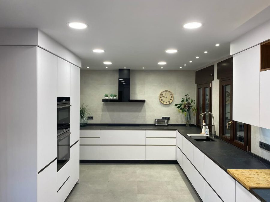 Cocina moderna instalada por Cocinas Guzmán