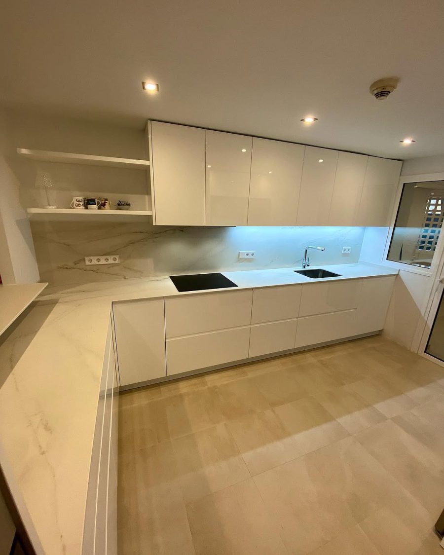 Cocina moderna instalada por Cocinas Guzmán