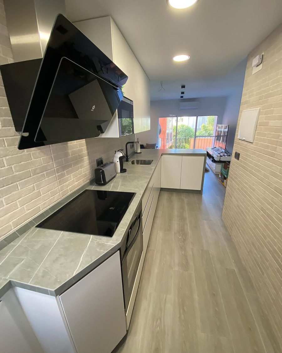 Cocina moderna instalada por Cocinas Guzmán