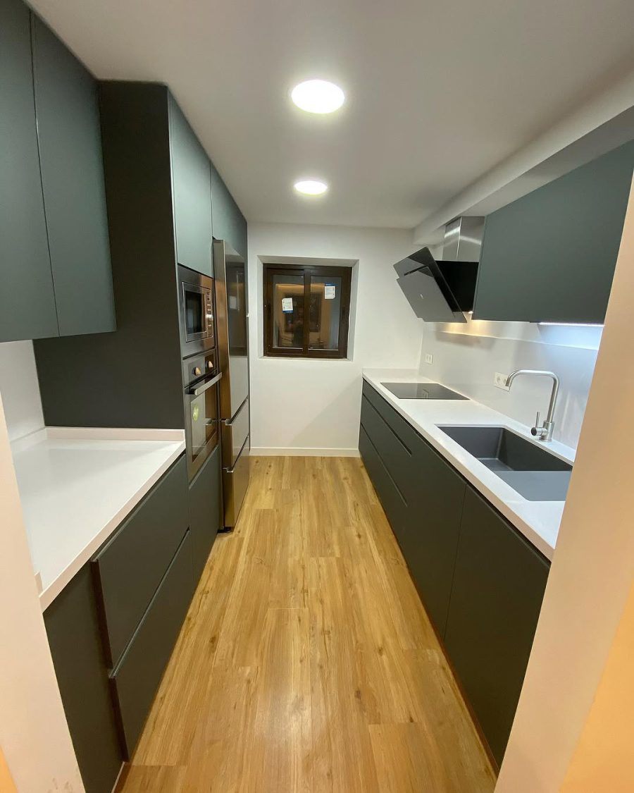 Cocina moderna instalada por Cocinas Guzmán