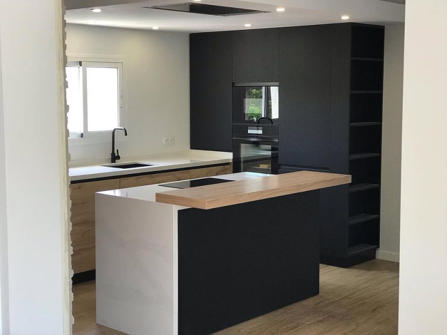 Cocina con isla instalada por Cocinas Guzmán