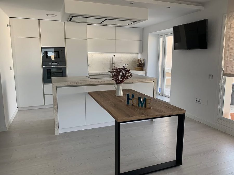 Cocina moderna instalada por Cocinas Guzmán